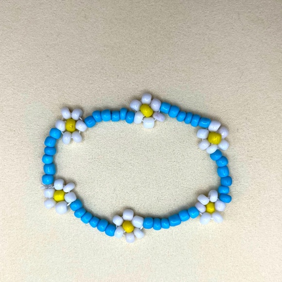 Handmade beaded flowers bracelet - Picture 3 of 3